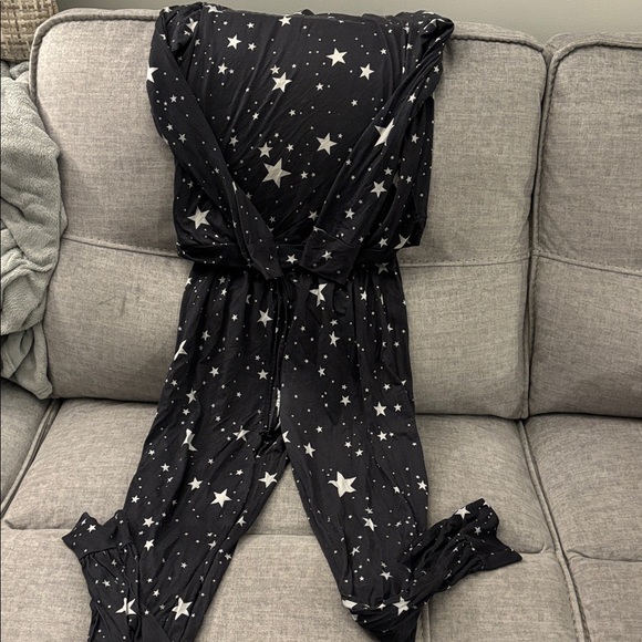 Women's size medium black pajama pants and shirt with stars - Picture 6 of 7